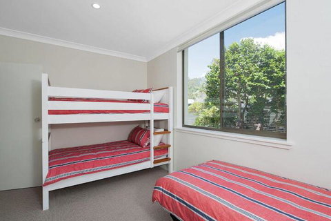 Whispering Sands 10 Sandy Point Road Luxury Waterfront Home With Aircon WIFI & Foxtel - QLD Tourism 2