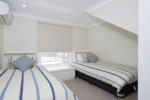 Whispering Sands 10 Sandy Point Road Luxury Waterfront Home With Aircon WIFI & Foxtel - QLD Tourism 4