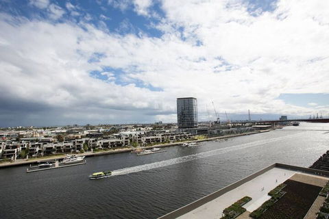 Delightful 2BR Riverview@docklands - Queensland Tourism 5