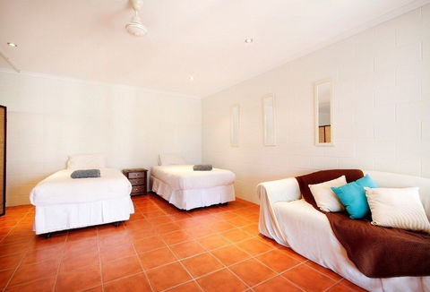Hideaway Retreat Beach House With Pool - QLD Tourism 4