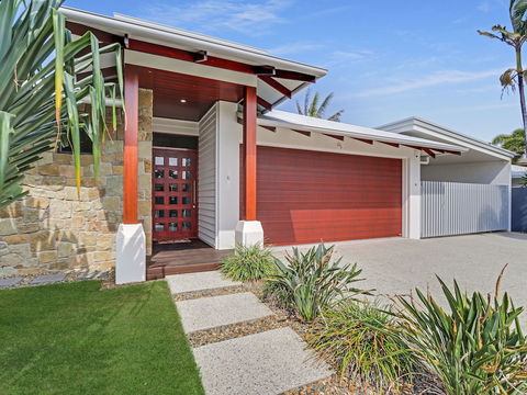Adelong - Queensland Tourism 0
