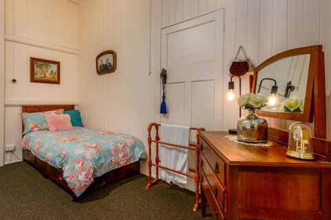 Dillons Cottage - QLD Tourism 1