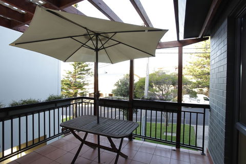 La Mer Sea View Apartment - QLD Tourism 4