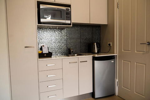 Simmers Serviced Apartments - Queensland Tourism 1