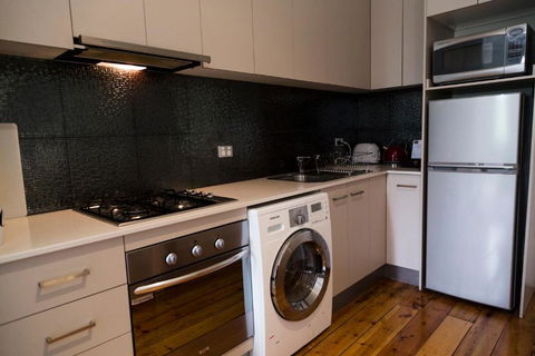 Simmers Serviced Apartments - Queensland Tourism 6