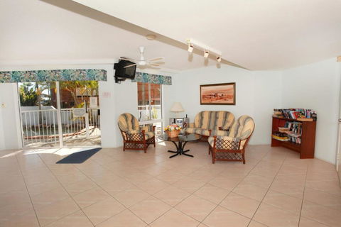 Unit 4 Coolum Sands Apartments 34 First Avenue Coolum Beach 400 BOND LINEN SUPPLIED - Queensland Tourism 4