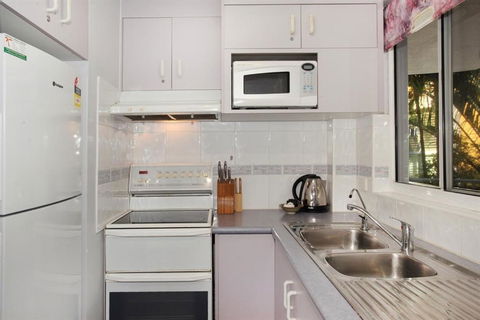 Unit 4 Coolum Sands Apartments 34 First Avenue Coolum Beach 400 BOND LINEN SUPPLIED - Queensland Tourism 5