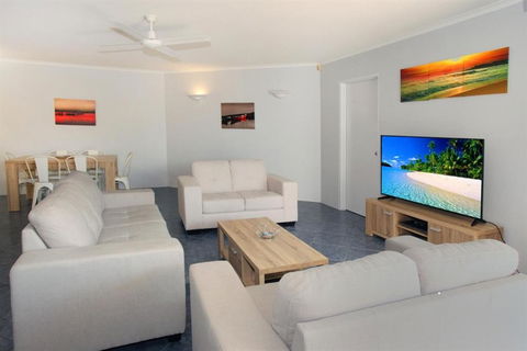 Unit 4 Coolum Sands Apartments 34 First Avenue Coolum Beach 400 BOND LINEN SUPPLIED - Queensland Tourism 2