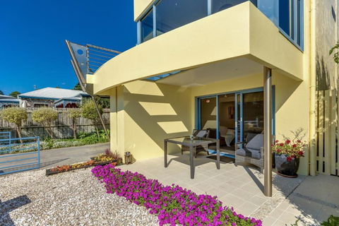 The Waterfront Apartment - Queensland Tourism 5