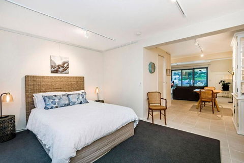The Waterfront Apartment - Queensland Tourism 1