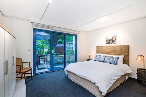 The Waterfront Apartment - Queensland Tourism 6