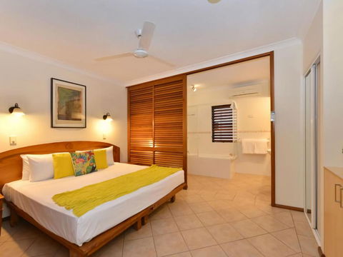 Poolside At Hibiscus - Queensland Tourism 5