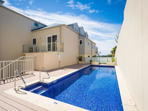 Wharf Apartment Unit 5 - QLD Tourism 4