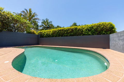 Location Location Sunshine Beach - Queensland Tourism 3
