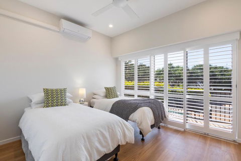 Location Location Sunshine Beach - Queensland Tourism 6