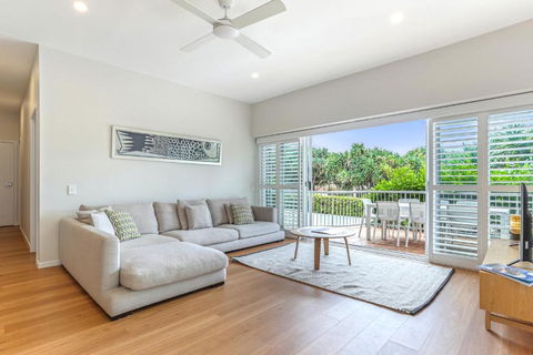 Location Location Sunshine Beach - Queensland Tourism 4