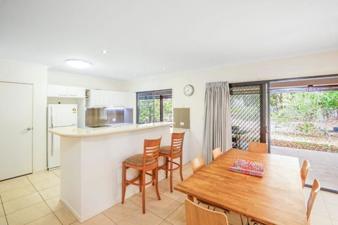 18 Naiad Court Rainbow Shores Modern Beach House Walk To Beach - Queensland Tourism 4