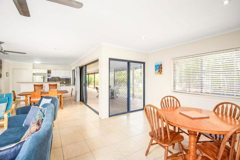 18 Naiad Court Rainbow Shores Modern Beach House Walk To Beach - Queensland Tourism 1