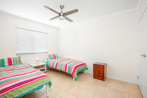18 Naiad Court Rainbow Shores Modern Beach House Walk To Beach - Queensland Tourism 3