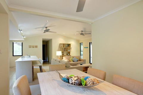 6 Orania Court Rainbow Shores Absolutely Gorgeous Beach Side Property Within 200 Metres Walk To The Beach - Queensland Tourism 1
