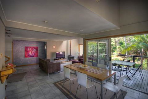 6 Satinwood Drive Rainbow Shores Stylish Beach House Free WiFi - Queensland Tourism 1