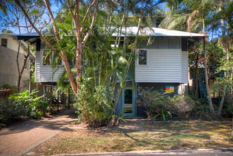 6 Satinwood Drive Rainbow Shores Stylish Beach House Free WiFi - Queensland Tourism 4