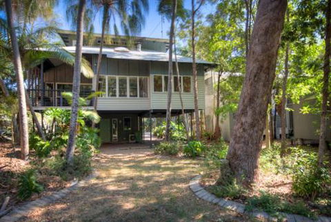 6 Satinwood Drive Rainbow Shores Stylish Beach House Free WiFi - Queensland Tourism 2