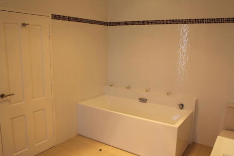 Gundaroo Manor Bed & Breakfast - QLD Tourism 2