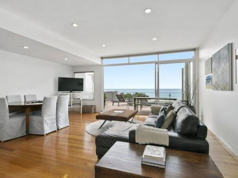LOUTTIT BAY APARTMENT 2 Main Street With Wifi & Views - QLD Tourism 3