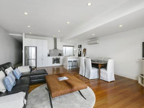LOUTTIT BAY APARTMENT 2 Main Street With Wifi & Views - QLD Tourism 1