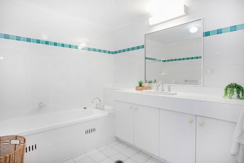 Ocean Breeze Fathoms 3 - QLD Tourism 6