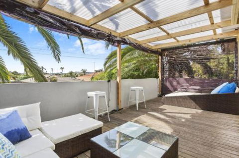 SANTORINI BEACH HOUSE SAFETY BEACH - QLD Tourism 3