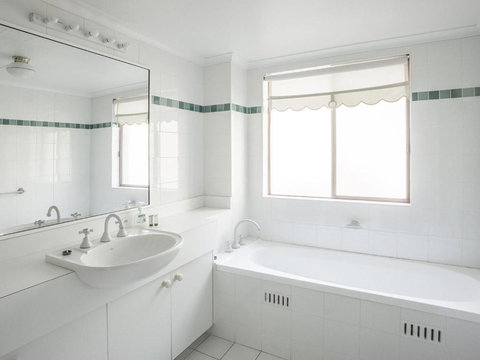 Mitchell 5 / 1A Fathoms - QLD Tourism 3