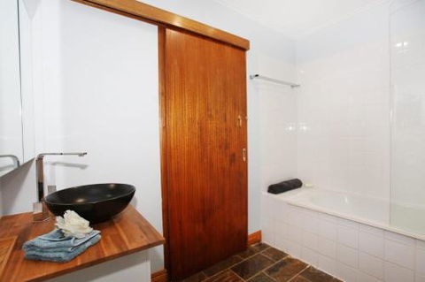 BEACH SHOPS & FABULOUS VACATION HOME! - QLD Tourism 0