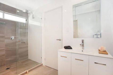 BEACH SHOPS & FABULOUS VACATION HOME! - QLD Tourism 3