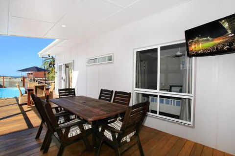 BEACH SHOPS & FABULOUS VACATION HOME! - QLD Tourism 1