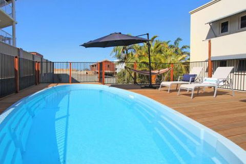 BEACH SHOPS & FABULOUS VACATION HOME! - QLD Tourism 6