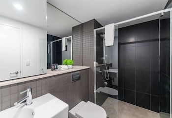 Accommodate Canberra Midnight Apartments - Queensland Tourism 6