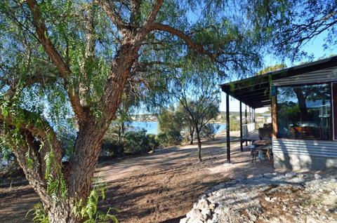 CDC 625 Beach House Incl.rear 2BR Studio - QLD Tourism 3