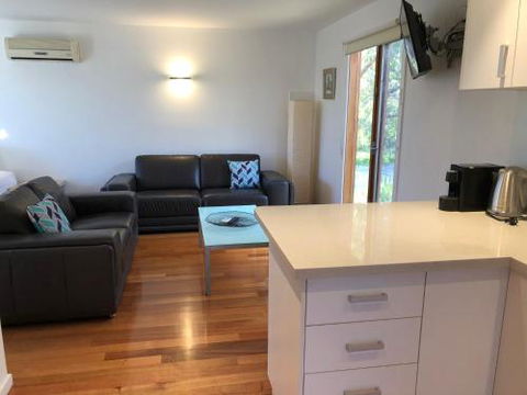 Carinya Coastal Cottage - QLD Tourism 6
