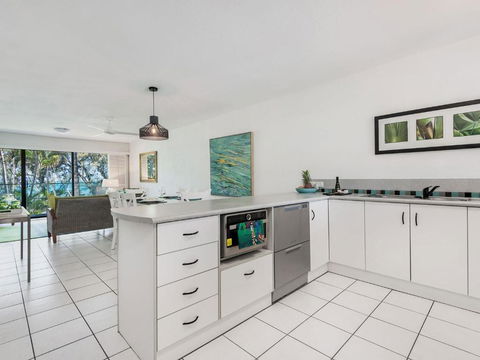 Absolute Beachfront - QLD Tourism 3