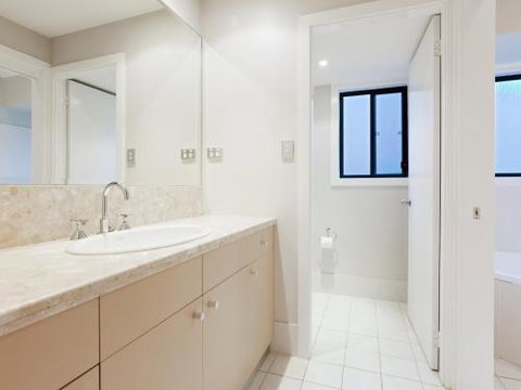 Venabu On Garuwa 20 Garuwa Street Spectacular House With Fabulous Views - QLD Tourism 1