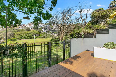 Surfer's Loft Tamarama - Queensland Tourism 0