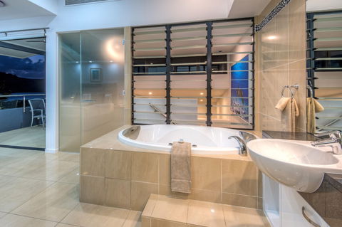 Villa 16 The Edge Oceanfront Deluxe 3 Bedroom Near Marina With Golf Buggy - Queensland Tourism 6