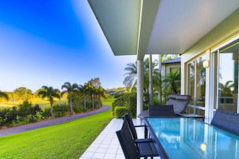 Daydream On The Greens - QLD Tourism 0