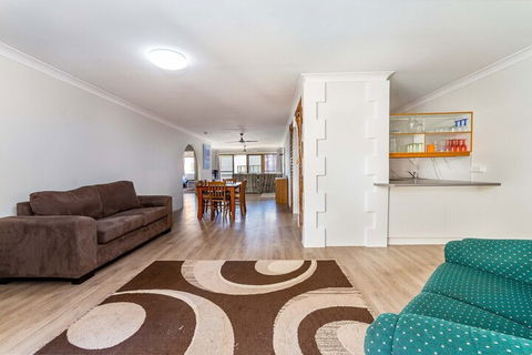 Great Location Close To Waterfront Shops Restaurants & Cafes. - Queensland Tourism 6