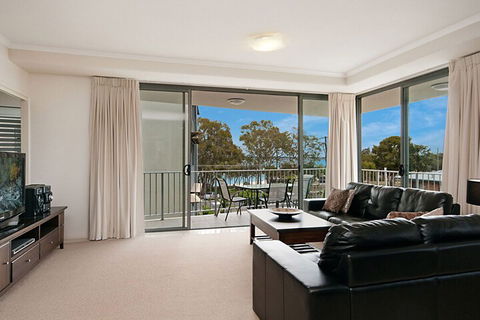 Spectacular Unit Overlooking Pumicestone Passage Welsby Pde Bongaree - Queensland Tourism 7