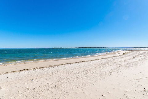 Great Views Ground Floor Unit Clearview Apartments South Esplande Bongaree - Queensland Tourism 7