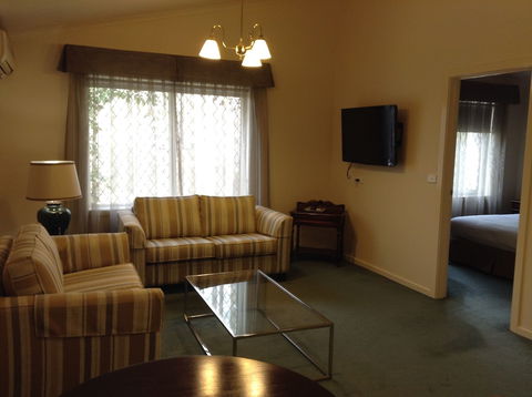Elizabethan Lodge - QLD Tourism 5