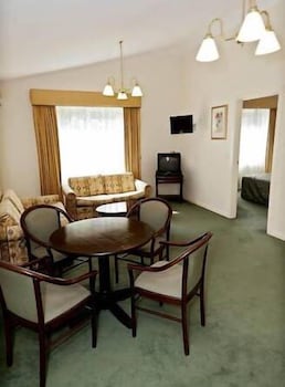Elizabethan Lodge - QLD Tourism 4